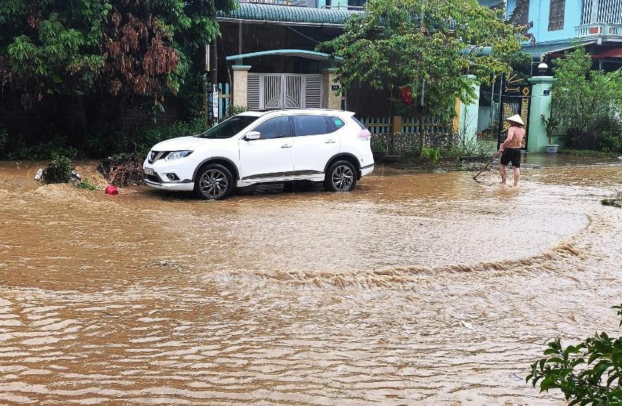 Mưa lớn gây ngập quốc lộ 15A, đoạn qua thị trấn Hồi Xuân (Quan Hóa, Thanh Hóa). Mưa lớn gây ngập quốc lộ 15A, đoạn qua thị trấn Hồi Xuân (Quan Hóa, Thanh Hóa).
