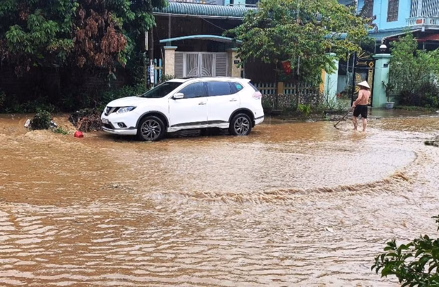 Mưa lớn gây ngập quốc lộ 15A, đoạn qua thị trấn Hồi Xuân (Quan Hóa, Thanh Hóa).