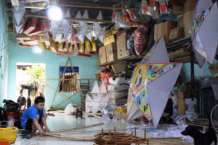 Xưởng sản xuất đèn ông sao của gia đình anh Nguyễn Đức Cường đang hoàn tất những đơn hàng cuối cùng cho dịp Trung thu năm nay.
