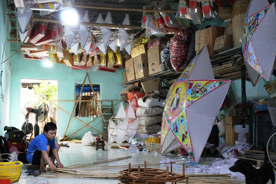 Xưởng sản xuất đèn ông sao của gia đình anh Nguyễn Đức Cường đang hoàn tất những đơn hàng cuối cùng cho dịp Trung thu năm nay.