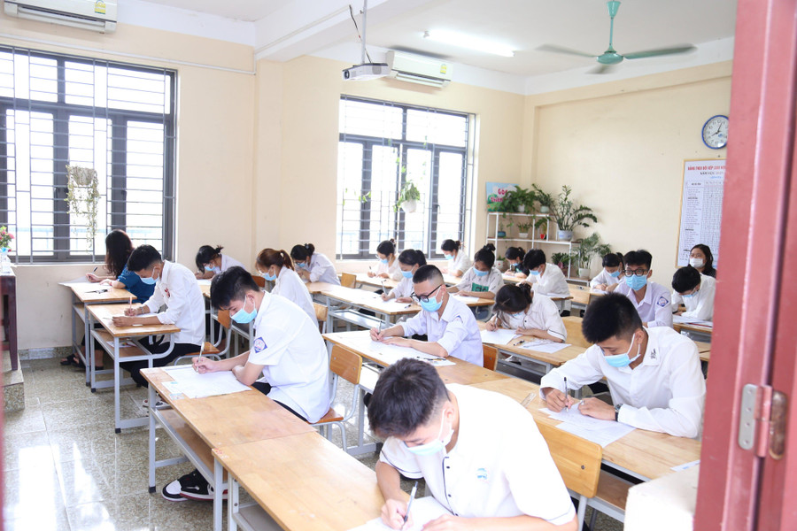 Thí sinh ở điểm thi Trường THPT Hàm Rồng (TP Thanh Hóa) làm bài thi môn Toán.