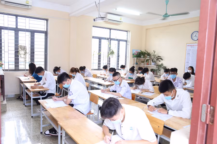 Thí sinh ở điểm thi Trường THPT Hàm Rồng (TP Thanh Hóa) làm bài thi môn Toán.