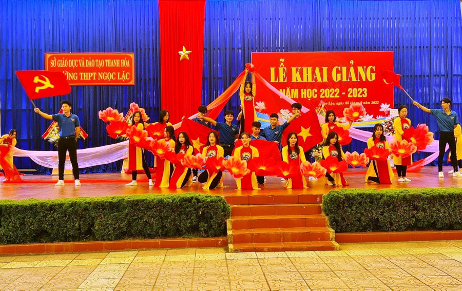 Tiết mục văn nghệ của học sinh Trường THPT Ngọc Lặc (Thanh Hóa) trong buổi Khai giảng năm học mới.