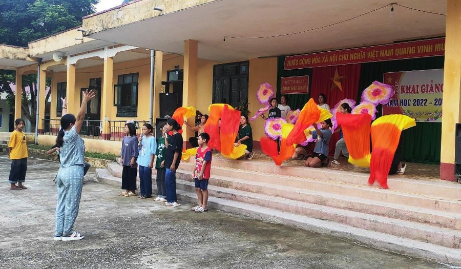 Cô giáo Trường THCS Sơn Thủy (Quan Sơn, Thanh Hóa) hướng dẫn học sinh tập văn nghệ. Cô giáo Trường THCS Sơn Thủy (Quan Sơn, Thanh Hóa) hướng dẫn học sinh tập văn nghệ.