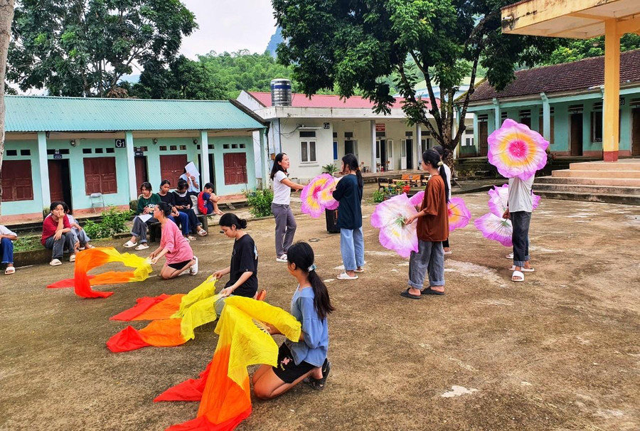 Học sinh Trường THCS Sơn Thủy (Quan Sơn, Thanh Hóa) chuẩn bị các tiết mục văn nghệ. Học sinh Trường THCS Sơn Thủy (Quan Sơn, Thanh Hóa) chuẩn bị các tiết mục văn nghệ.