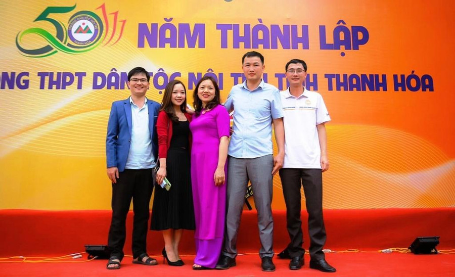 Cô Lê Thị Dung (áo tím), giáo viên Tiếng Anh, Trường THPT Dân tộc Nội trú tỉnh Thanh Hóa. Cô Lê Thị Dung (áo tím), giáo viên Tiếng Anh, Trường THPT Dân tộc Nội trú tỉnh Thanh Hóa.