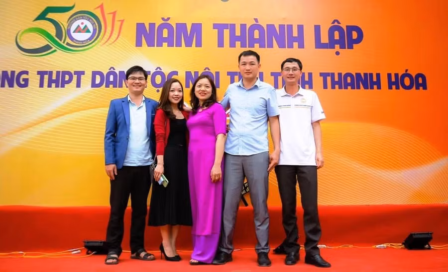 Cô Lê Thị Dung (áo tím), giáo viên Tiếng Anh, Trường THPT Dân tộc Nội trú tỉnh Thanh Hóa.
