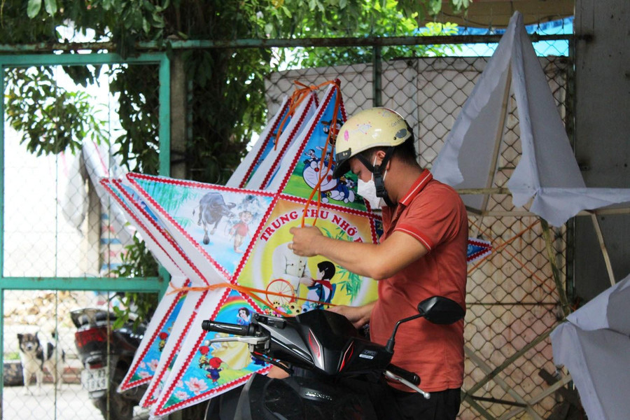 Sau khi hoàn thành, những chiếc đèn ông sao được đưa lên xe vận chuyển đến các sạp hàng hoặc người mua.
