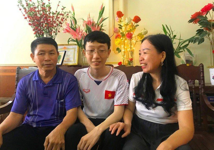 Em Nguyễn Đức Thắng và bố, mẹ tại gia đình.