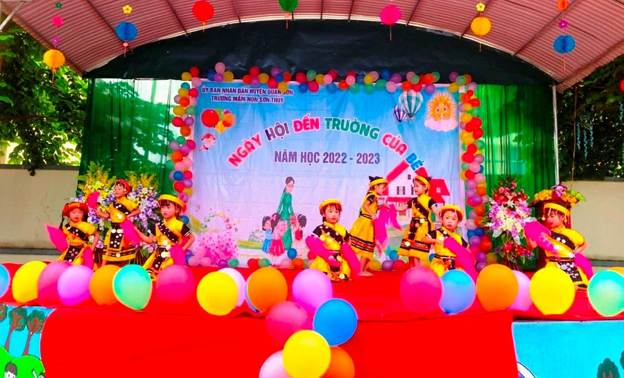 Các bé Trường Mầm non Sơn Thủy (Quan Sơn) biểu diễn văn nghệ trong buổi lễ khai giảng.