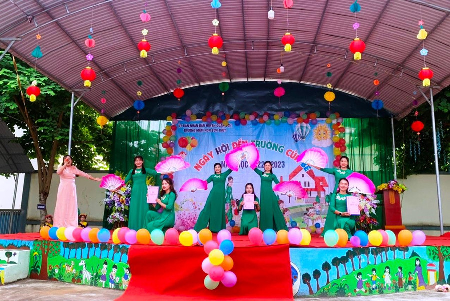 Giáo viên Trường Mầm non Sơn Thủy tham gia tiết mục văn nghệ trong buổi khai giảng.