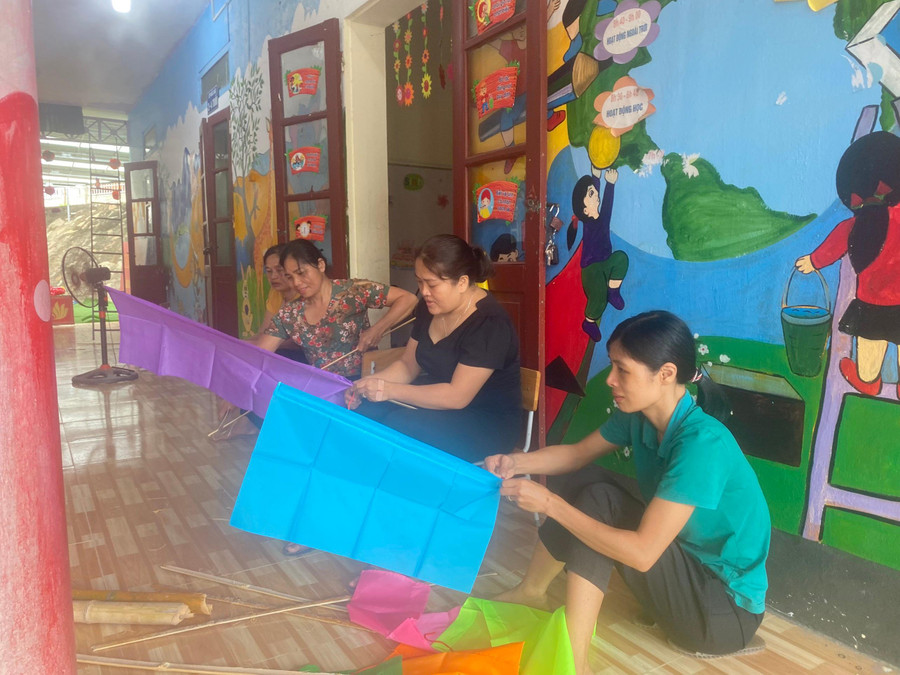 Giáo viên Trường Mầm non Tam Chung (Mường Lát, Thanh Hóa) chuẩn bị cờ cho ngày khai giảng. Giáo viên Trường Mầm non Tam Chung (Mường Lát, Thanh Hóa) chuẩn bị cờ cho ngày khai giảng.
