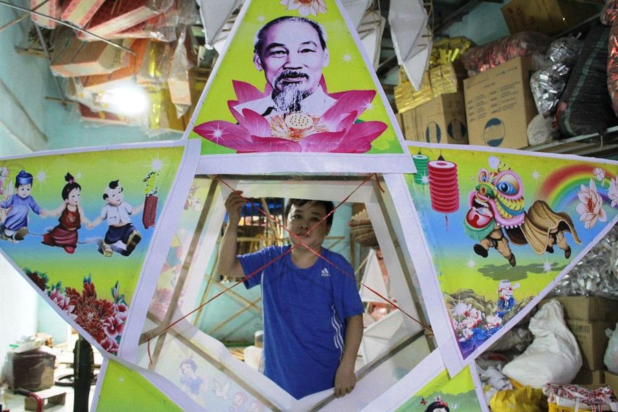 Mỗi chiếc đèn ông sao hiện nay dao động từ 100.000 đồng đến 1 triệu đồng (tùy kích thước). Ngoài đèn ông sao, đèn kéo quân cũng khá đắt khách dịp Tết Trung thu.