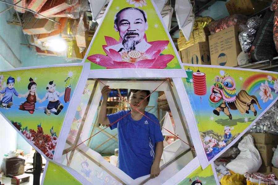 Mỗi chiếc đèn ông sao hiện nay dao động từ 100.000 đồng đến 1 triệu đồng (tùy kích thước). Ngoài đèn ông sao, đèn kéo quân cũng khá đắt khách dịp Tết Trung thu.