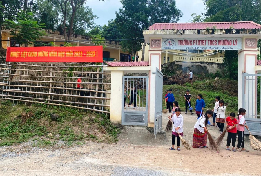 Học sinh Trường Phổ thông Dân tộc bán trú THCS Mường Lý (Mường Lát) quét dọn vệ sinh, chuẩn bị đón Lễ khai giảng. Học sinh Trường Phổ thông Dân tộc bán trú THCS Mường Lý (Mường Lát) quét dọn vệ sinh, chuẩn bị đón Lễ khai giảng.