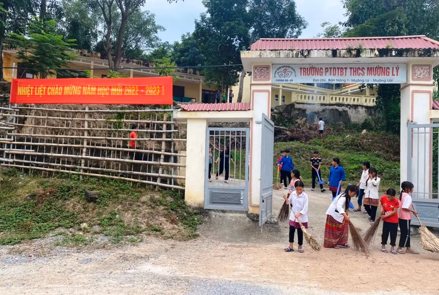 Học sinh Trường Phổ thông Dân tộc bán trú THCS Mường Lý (Mường Lát) quét dọn vệ sinh, chuẩn bị đón Lễ khai giảng.
