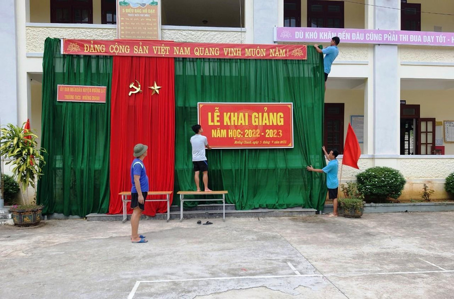 Giáo viên Trường THCS Mường Chanh (Mường Lát, Thanh Hóa) chuẩn bị cho Lễ Khai giảng. Giáo viên Trường THCS Mường Chanh (Mường Lát, Thanh Hóa) chuẩn bị cho Lễ Khai giảng.