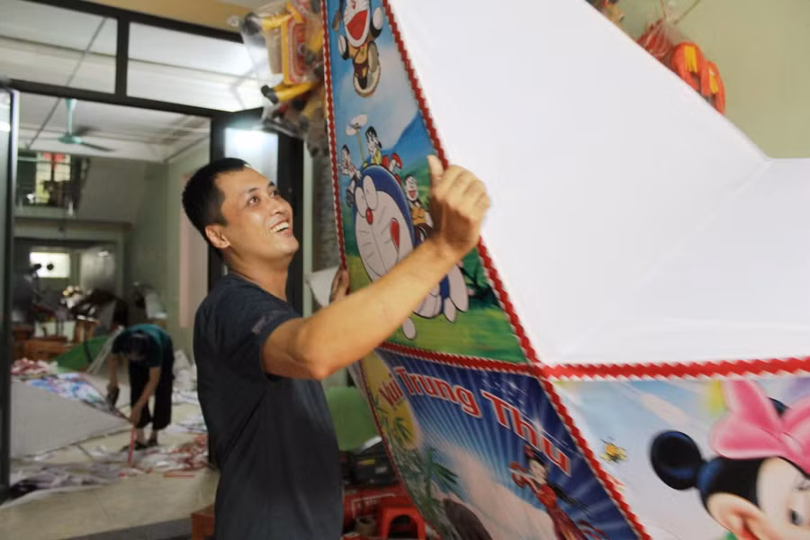 Niềm vui của nam thanh niên sau khi hoàn thành sản phẩm của mình.