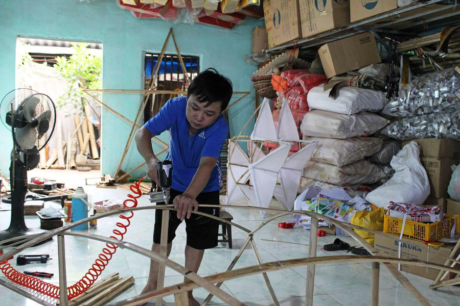 Sau khi vót tre thành thanh nan, người thợ sẽ tạo khung cho chiếc đèn lồng.