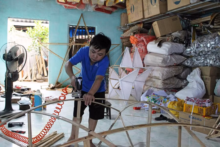 Sau khi vót tre thành thanh nan, người thợ sẽ tạo khung cho chiếc đèn lồng.