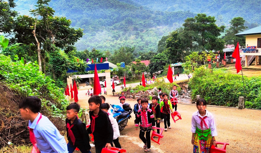 Học sinh Trường Phổ thông dân tộc bán trú THCS Trung Lý (Mường Lát) đến dự khai giảng năm học mới.