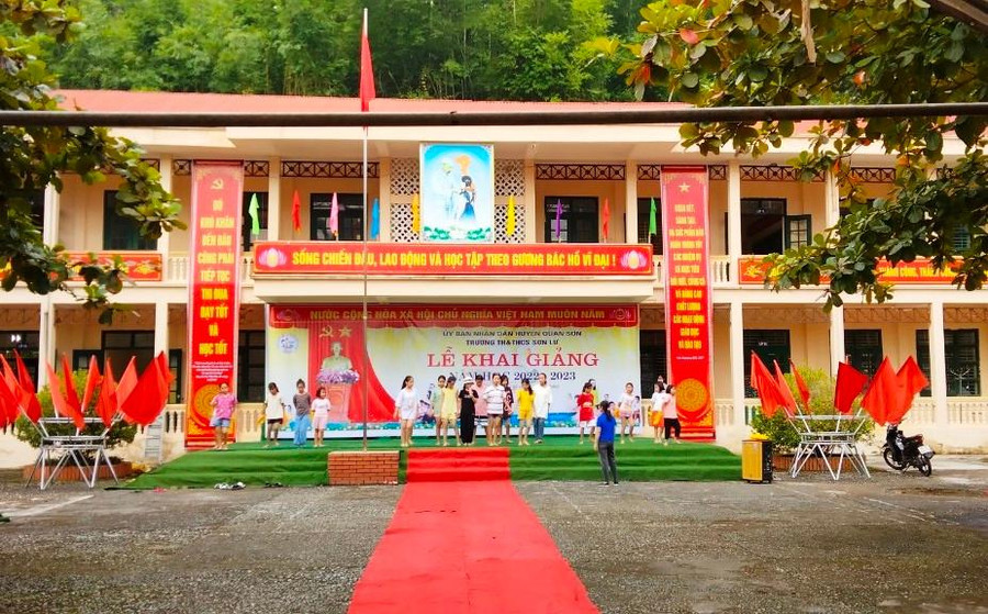 Trường Tiểu học và THCS thị trấn Quan Sơn (Thanh Hóa) trang hoàng cờ hoa để đón ngày khai giảng. Trường Tiểu học và THCS thị trấn Quan Sơn (Thanh Hóa) trang hoàng cờ hoa để đón ngày khai giảng.