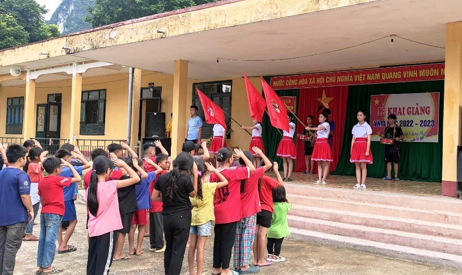 Học sinh Trường THCS Sơn Thủy, huyện vùng biên Quan Sơn (Thanh Hóa) tập nghi thức chào cờ, chuẩn bị đón ngày khai giảng năm học mới. Học sinh Trường THCS Sơn Thủy, huyện vùng biên Quan Sơn (Thanh Hóa) tập nghi thức chào cờ, chuẩn bị đón ngày khai giảng năm học mới.