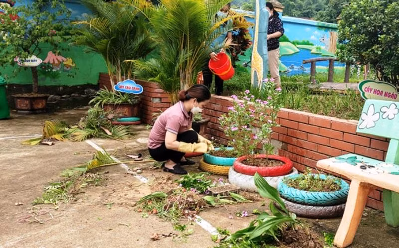 Chuẩn bị đón các con tới lớp, cô giáo chuẩn bị bồn hoa tự chế từ những chiếc lốp ô tô.