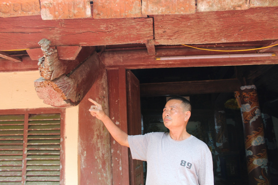 Ông Nguyễn Xuân Lọc (65 tuổi), người trông coi, hương khói tại ngôi đền. Ông Nguyễn Xuân Lọc (65 tuổi), người trông coi, hương khói tại ngôi đền.