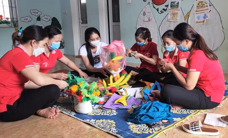 Các cô giáo Trường Mầm non Sơn Hà (Quan Sơn) đang chuẩn bị đồ chơi cho trẻ.