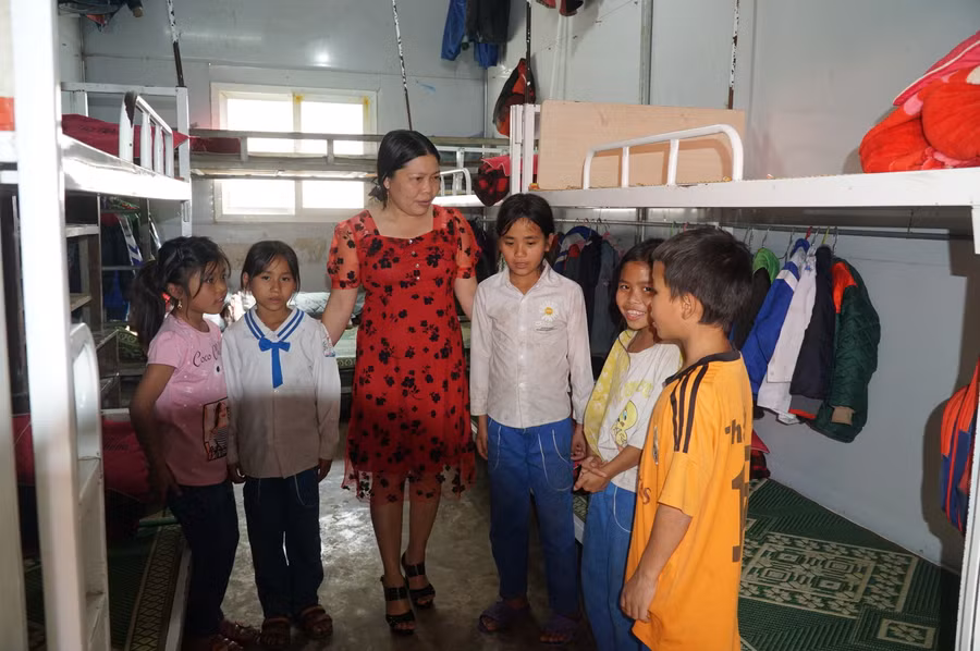 Giáo viên Trường Phổ thông DTBT Tiểu học Bắc Lý dặn dò học sinh lịch quay trở lại trường học sau tết. Ảnh: Hồ Lài.