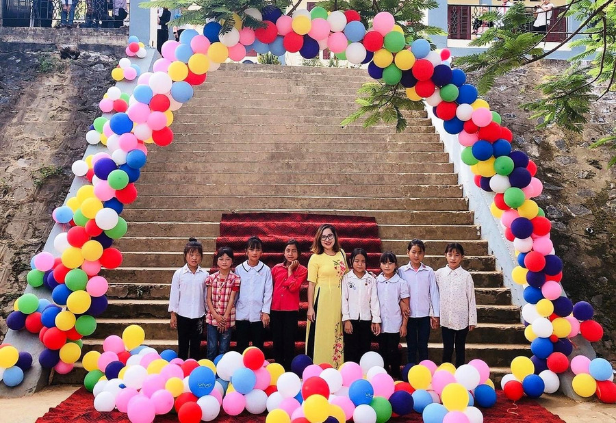 Nữ giáo viên người Mông - Sung Thị Pa Nhia và học sinh Trường Tiểu học Pù Nhi (Mường Lát, Thanh Hóa).