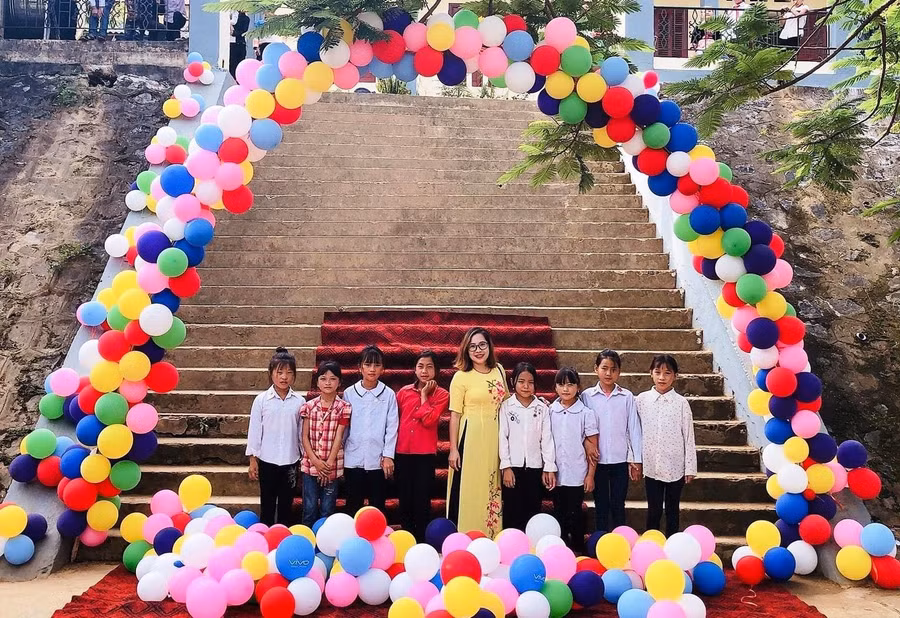 Nữ giáo viên người Mông - Sung Thị Pa Nhia và học sinh Trường Tiểu học Pù Nhi (Mường Lát, Thanh Hóa).