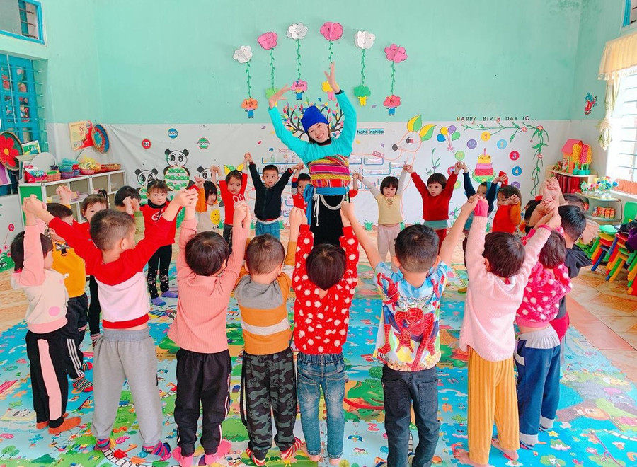 Giờ học âm nhạc của cô và trò Trường Mầm non Điền Trung (Bá Thước, Thanh Hóa). Giờ học âm nhạc của cô và trò Trường Mầm non Điền Trung (Bá Thước, Thanh Hóa).