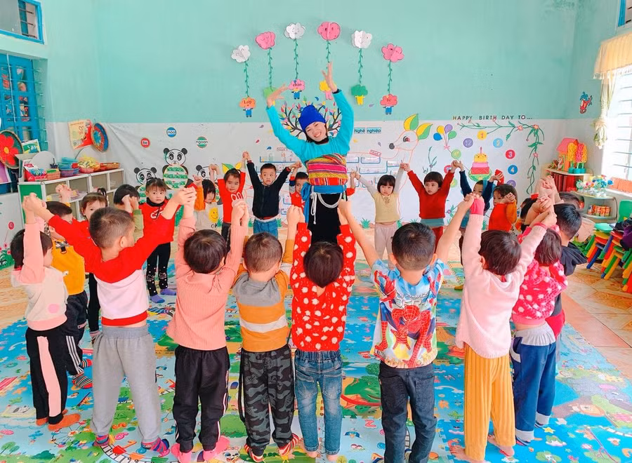 Giờ học âm nhạc của cô và trò Trường Mầm non Điền Trung (Bá Thước, Thanh Hóa).