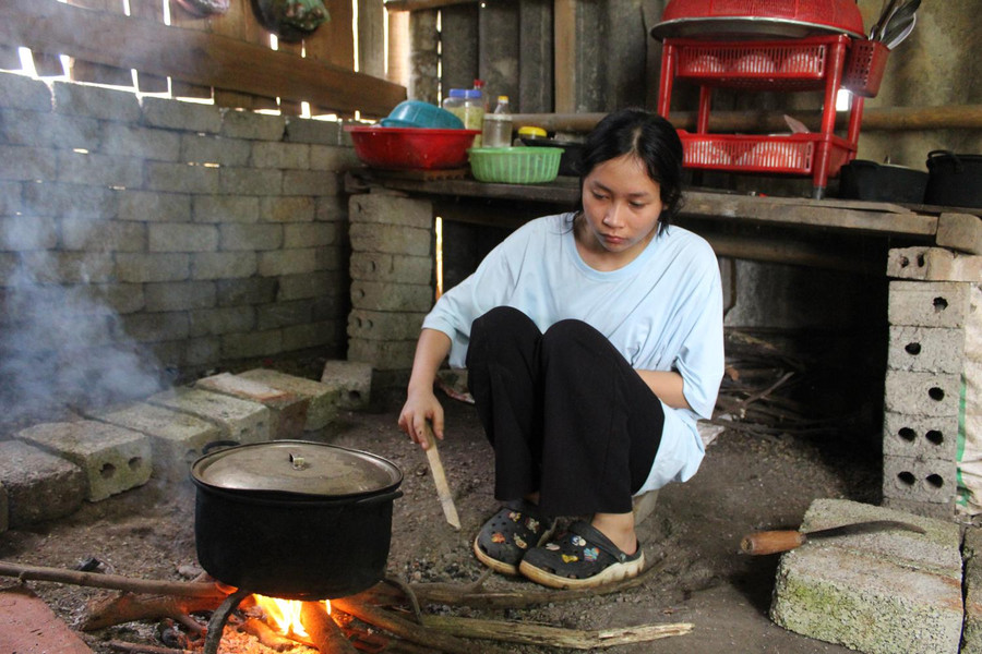 Gian bếp không thể xập xệ hơn của hai mẹ con nữ sinh Nguyễn Thị Thúy.