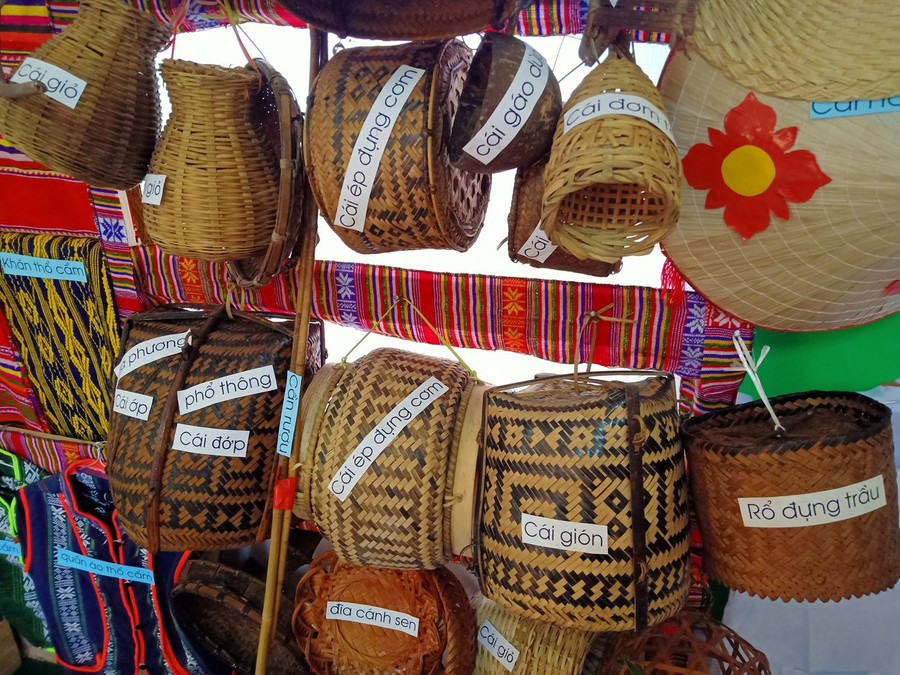 Trên mỗi đồ vật đều được ghi chú rõ ràng bằng Tiếng Việt, giúp trẻ phát triển ngôn ngữ, đặc biệt là Tiếng Việt. Trên mỗi đồ vật đều được ghi chú rõ ràng bằng Tiếng Việt, giúp trẻ phát triển ngôn ngữ, đặc biệt là Tiếng Việt.