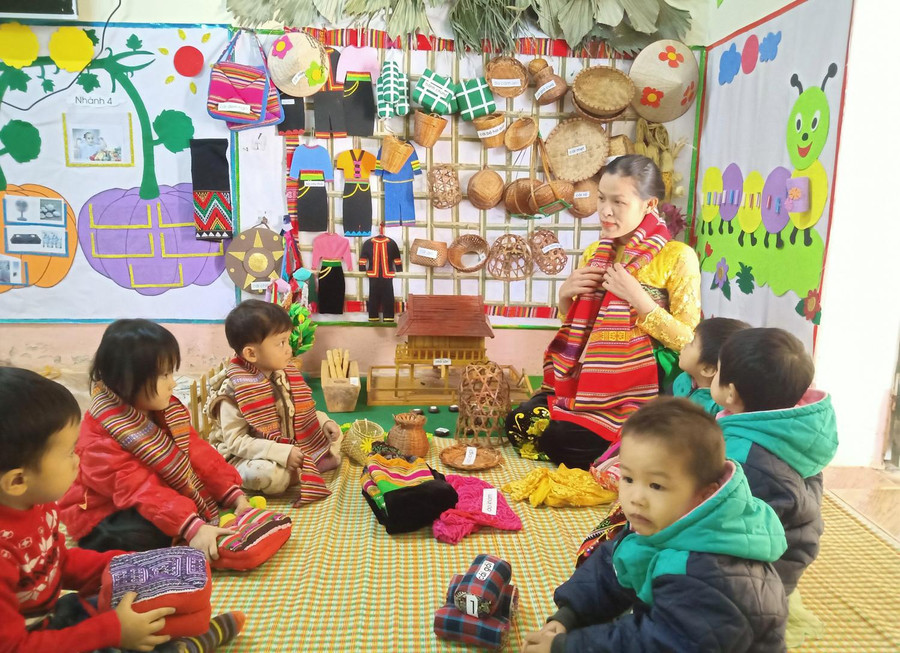 Xây dựng 'Góc địa phương' vừa góp phần bảo tồn bản sắc văn hóa vừa tạo môi trường để trẻ khám phá, kích thích hứng thú cho trẻ. Xây dựng 'Góc địa phương' vừa góp phần bảo tồn bản sắc văn hóa vừa tạo môi trường để trẻ khám phá, kích thích hứng thú cho trẻ.