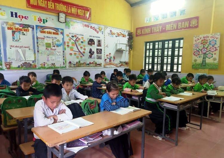 Học sinh Trường Tiểu học Pù Nhi đang tập phát âm chuẩn tại lớp.