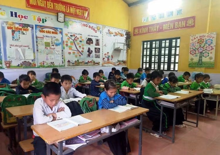 Học sinh Trường Tiểu học Pù Nhi đang tập phát âm chuẩn tại lớp.