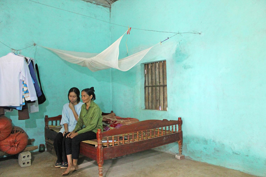 Hai mẹ con Thúy ở trong ngôi nhà chỉ độc một chiếc giường, ngoài ra không có nổi một đồ vật nào đáng giá tiền triệu.