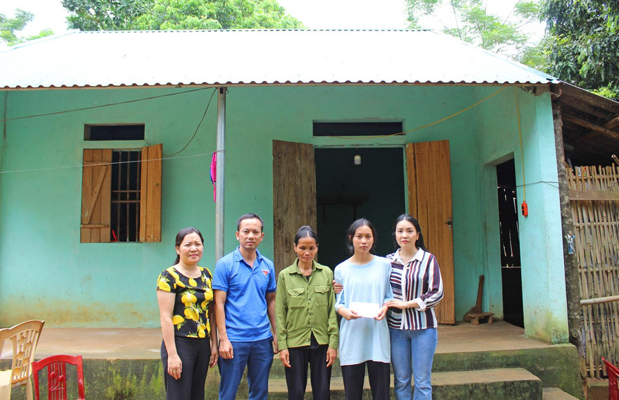 Cô Bùi Thị Kiều Oanh (bìa phải) cùng giáo viên chủ nhiệm (bìa trái), đại diện Đoàn trường tới thăm hỏi, động viên gia đình nữ sinh Nguyễn Thị Thúy.