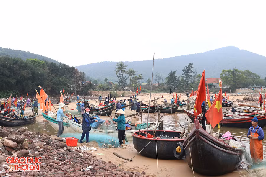 Bến thuyền xóm Tiền Phong, xã Nghi Tiến lại rộn rã sau mỗi chuyến ngư dân đi biển trở về.
