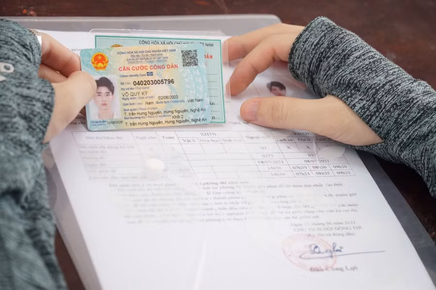 Tại buổi làm thủ tục, thí sinh lắng nghe quy chế thi, nhận thẻ dự thi và kiểm tra lại thông tin để kịp thời điều chỉnh nếu xảy ra sai sót.