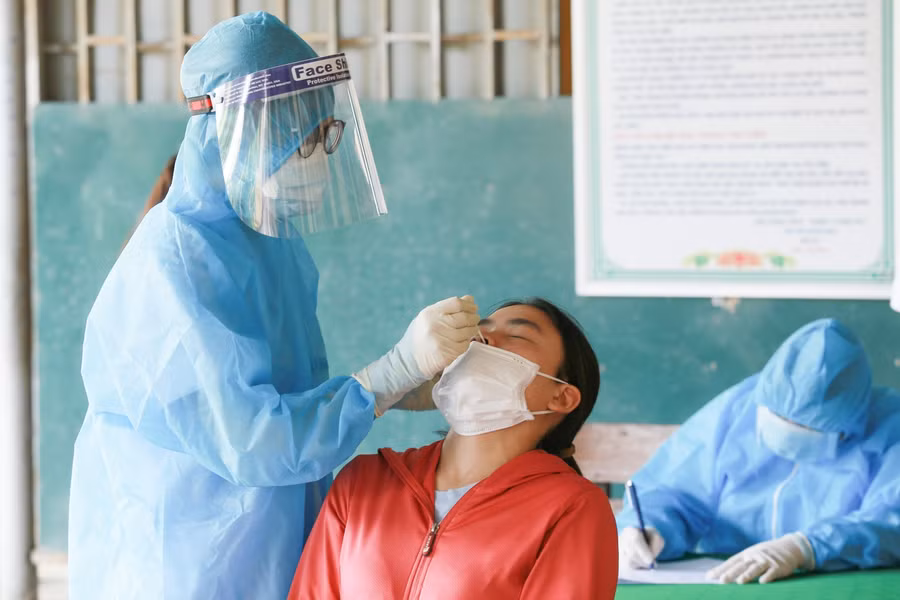 Test nhanh Covid-19 cho thí sinh tại huyện Diễn Châu, Nghệ An