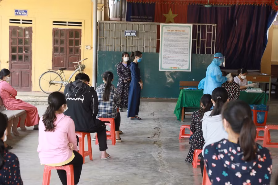 Thí sinh vùng giãn cách huyện Diễn Châu, Nghệ An test nhanh Covid-19 trước kỳ thi