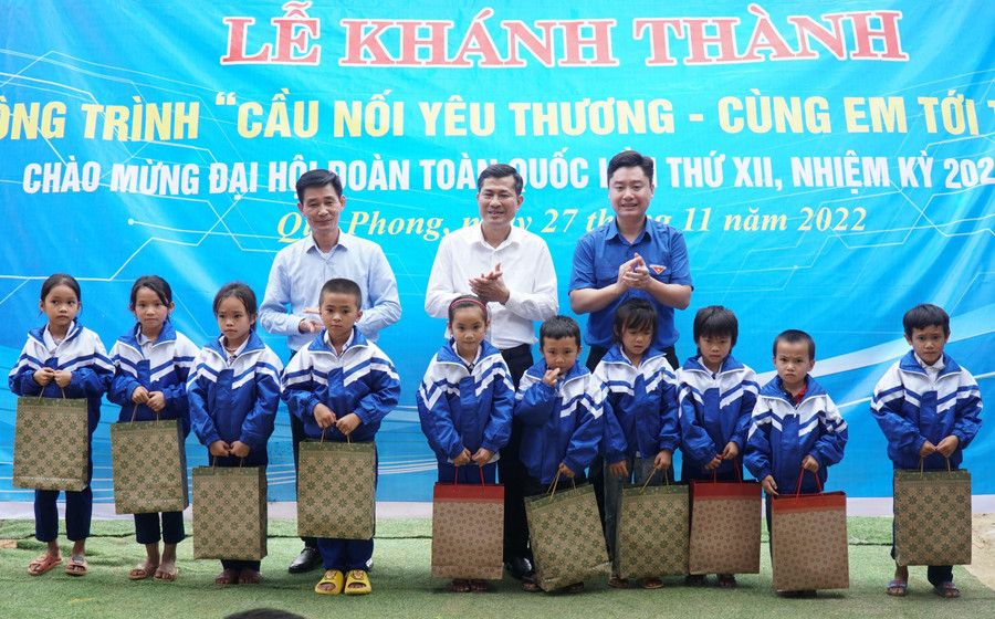 Trao quà và đồng phục mới cho học sinh Trường Tiểu học Đồng Văn 2, huyện Quế Phong, Nghệ An. Trao quà và đồng phục mới cho học sinh Trường Tiểu học Đồng Văn 2, huyện Quế Phong, Nghệ An.