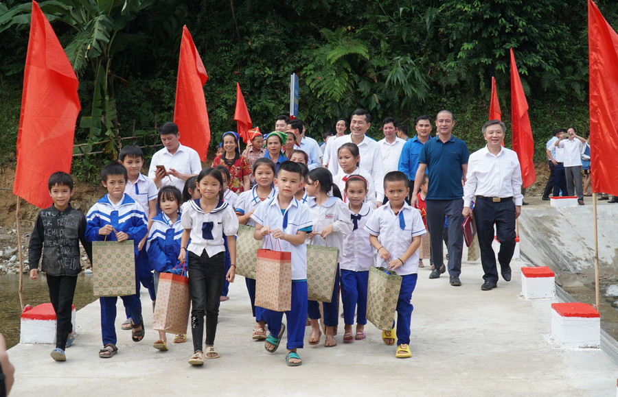 Chiếc cầu dân sinh được khánh thành và đưa vào sử dụng có ý nghĩa lớn trong giao thông cho bà con và tạo thuận lợi học sinh đến trường. Chiếc cầu dân sinh được khánh thành và đưa vào sử dụng có ý nghĩa lớn trong giao thông cho bà con và tạo thuận lợi học sinh đến trường.