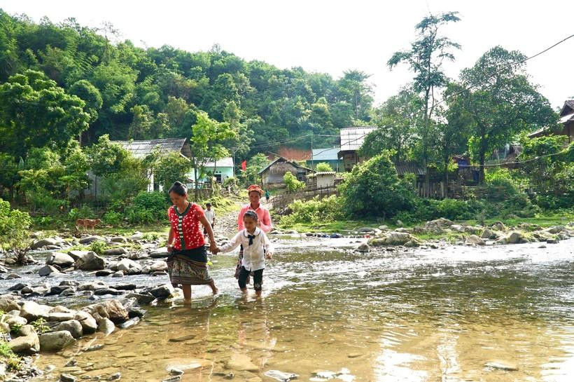 Trước khi có cầu tràn, phụ huynh và học sinh bản Khủn Na phải lội qua suối Nậm Hinh để ra khu vực trung tâm, đến trường. Trước khi có cầu tràn, phụ huynh và học sinh bản Khủn Na phải lội qua suối Nậm Hinh để ra khu vực trung tâm, đến trường.
