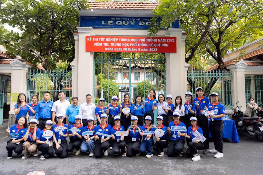 Đội hình tiếp sức mùa thi tại điểm thi THPT Lê Quý Đôn, TPHCM. Ảnh: FB Lương Thùy Linh